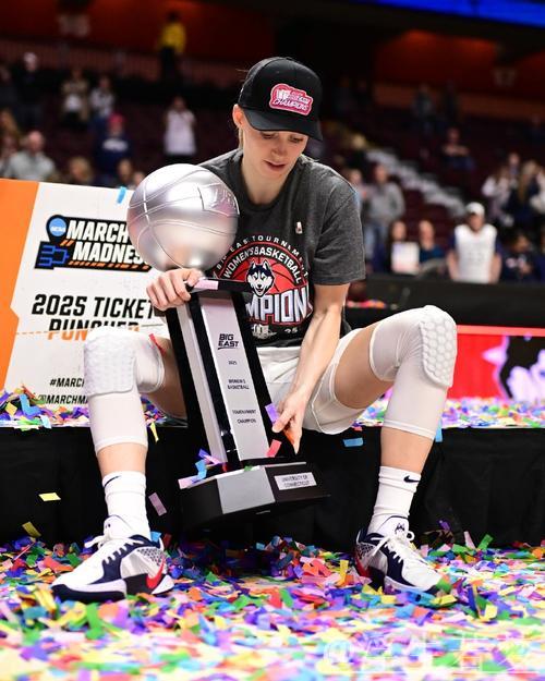 霍姆格伦补篮得手 亚历山大三分未果